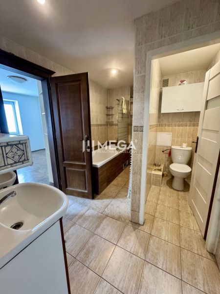 Badezimmer in einer 3-Zimmer-Wohnung mit Fliesen und weißer Sanitärkeramik.