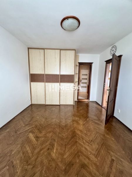 Ein Zimmer in einer 3-Zimmer-Wohnung mit einem Boden in Holzoptik und einem Einbauschrank.