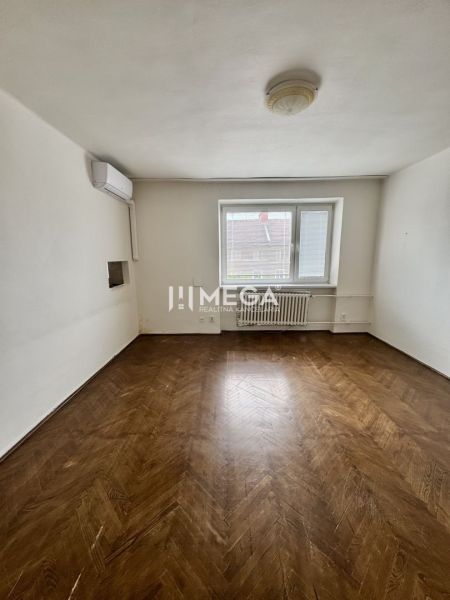 Ein Zimmer in einer 3-Zimmer-Wohnung mit Holzboden und Klimaanlage.