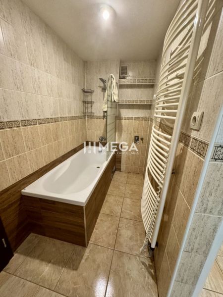 Badezimmer mit Fliesen, Badewanne und Handtuchheizkörper in einer 3-Zimmer-Wohnung.