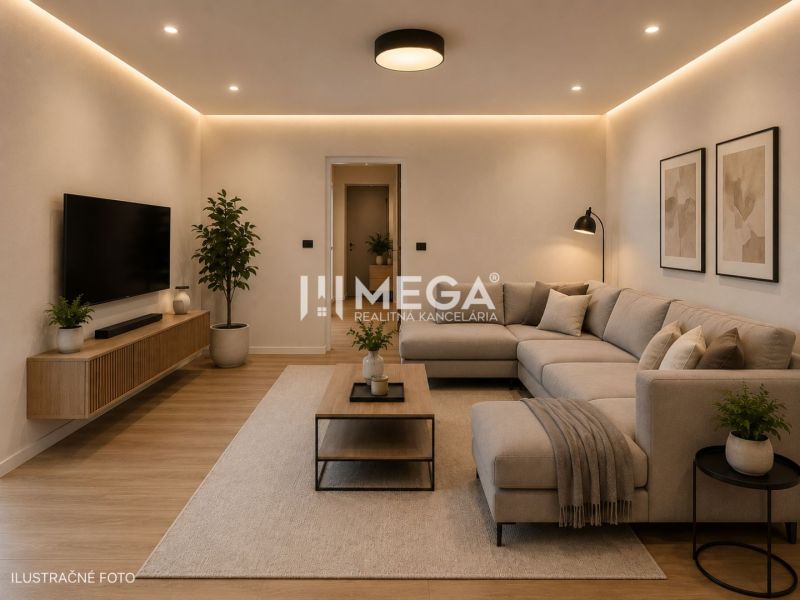 Wohnzimmer in einem Einfamilienhaus mit bequemer Couch und Fernseher, Boden mit Holzdekor.
