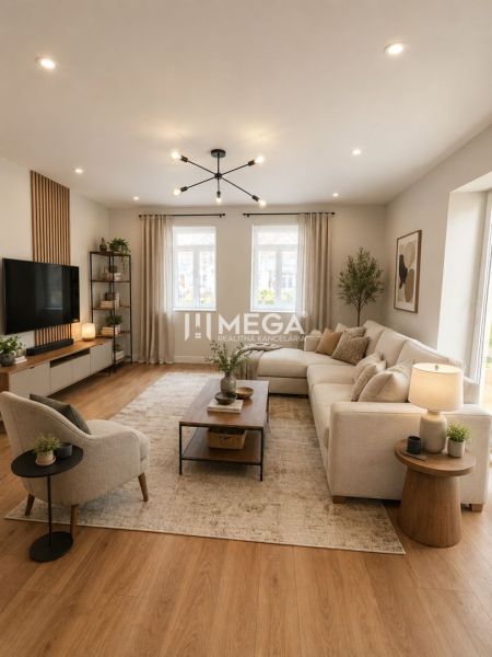 Wohnzimmer in einem Einfamilienhaus mit großem Sofa und Boden in Holzoptik.