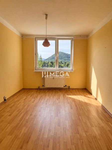 Ein Zimmer in einer 3-Zimmer-Wohnung mit einem Holzboden und einem großen Fenster mit Aussicht.