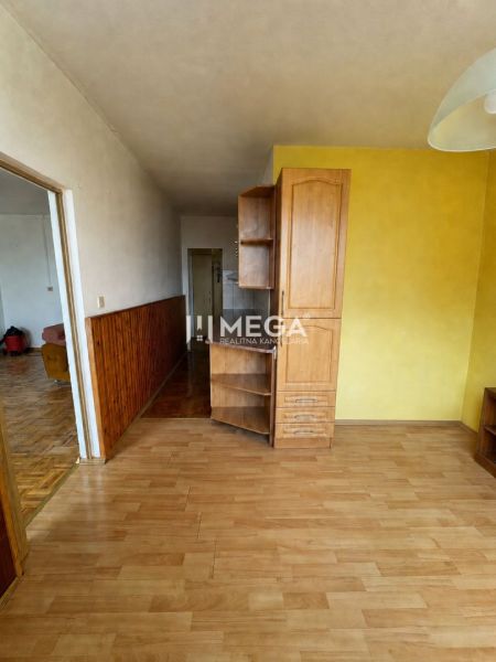 Innenraum einer 3-Zimmer-Wohnung mit Holzboden und Holzverkleidung an den Wänden.