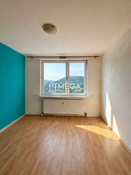 Ein Zimmer in einer 3-Zimmer-Wohnung mit einem Holzboden und Blick auf die Landschaft.