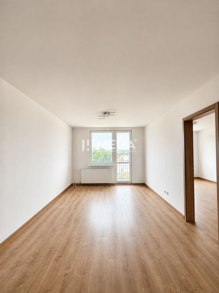 Geräumiges Wohnzimmer mit Holzboden in einer 3-Zimmer-Wohnung.
