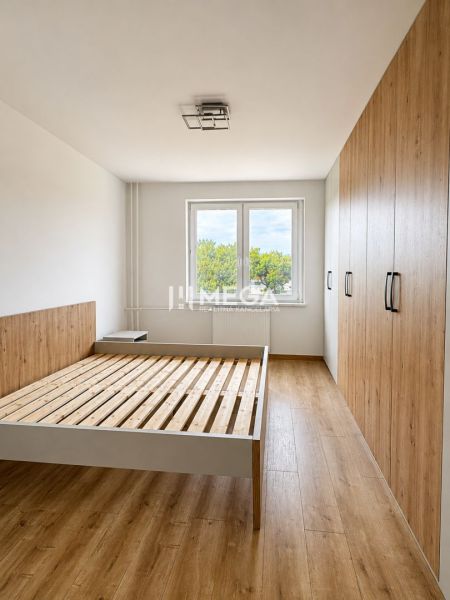 Schlafzimmer in einer 3-Zimmer-Wohnung mit Holzboden und Einbauschrank.