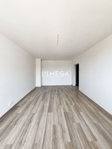 Geräumiges Zimmer mit Holzboden in einer 2-Zimmer-Wohnung.