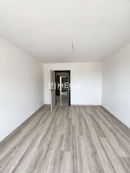 2-Zimmer-Wohnung mit Holzboden und offenen Türen.