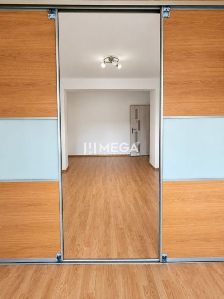 Innenraum einer 2-Zimmer-Wohnung mit Türen und Boden in Holzdekor.