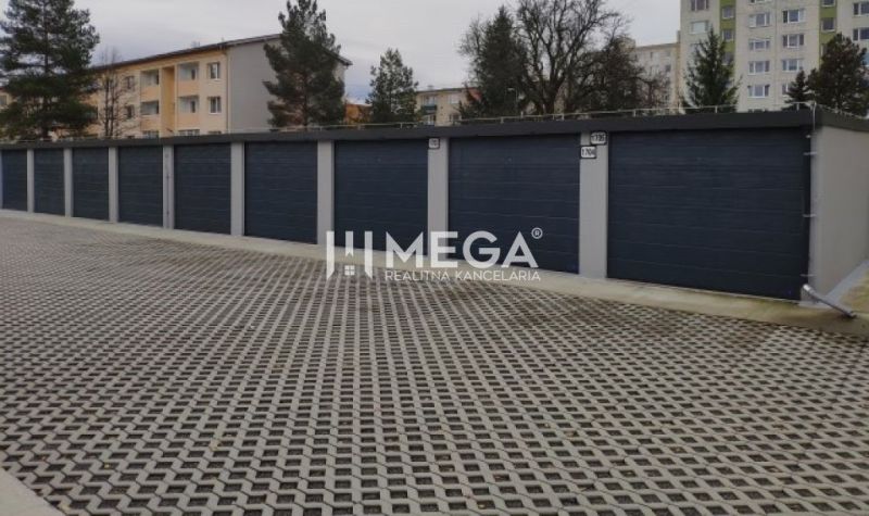 Garagen in der Laborecká-Straße in Humenné mit befestigter Parkfläche und umliegender Vegetation.