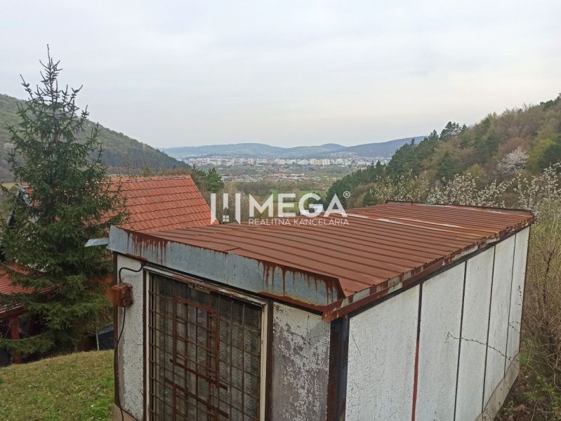 Blick auf die Stadt Humenné von den Gärten in Humenné mit einem Einfamilienhaus im Vordergrund.