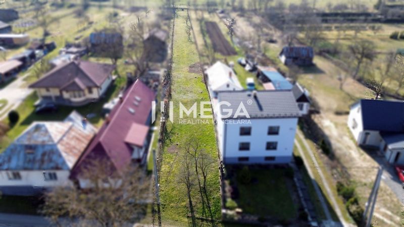 Ein Blick auf ein schmales Grundstück zum Wohnen in Ptičie in der Straße Ptičie, umgeben von Häusern.