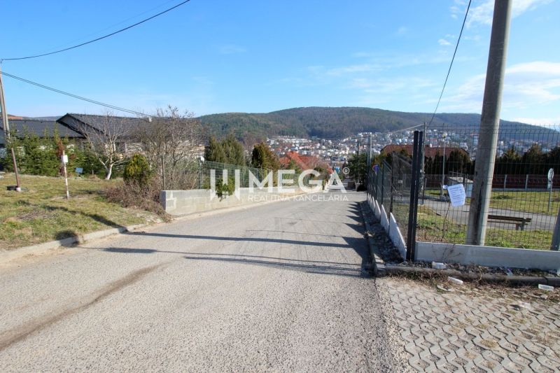 Majakovského Straße in Humenné, Blick auf Grundstücke - Wohnen mit Panorama der Stadt und Hügel.