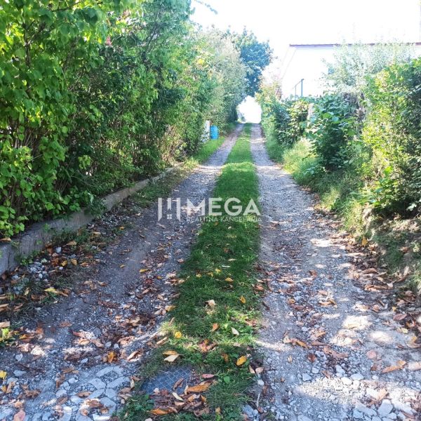 Der Weg zwischen den Bäumen auf dem Grundstück zum Wohnen in Humenné in der Straße Humenné.