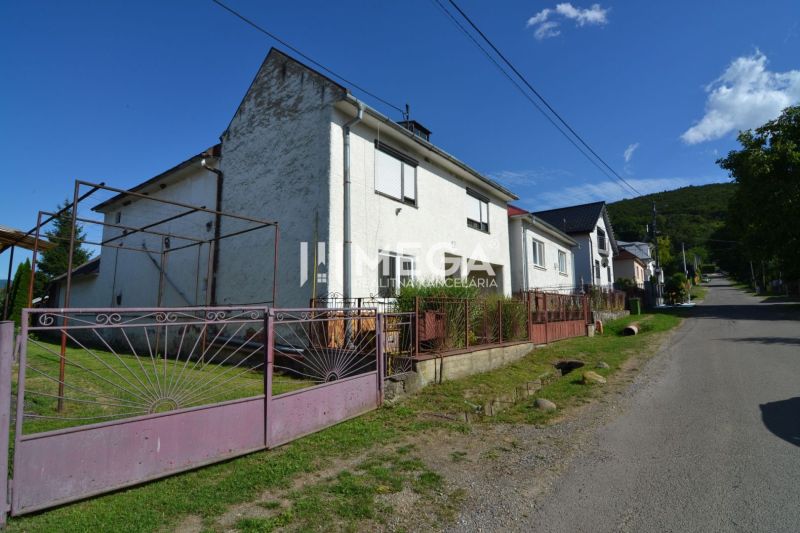 Ein Einfamilienhaus in der Straße in Hažín nad Cirochou mit Garten und Tor.