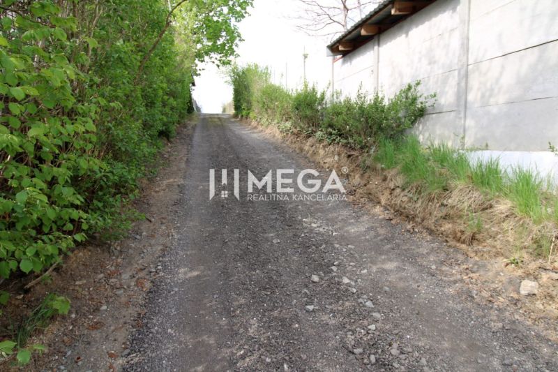 Zugang über Grünflächen zu Wohnbaugrundstücken in der Brestovská-Straße in Humenné.