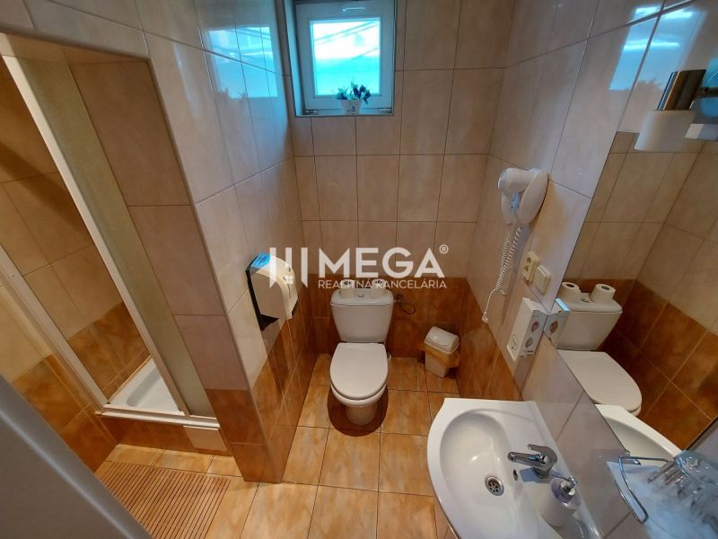 Kúpeľňa s WC, sprchou, umývadlom a fénom v Hoteloch a penziónoch.

Badezimmer mit WC, Dusche, Waschbecken und Föhn in Hotels und Pensionen.