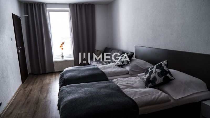 Ein Hotelzimmer mit zwei Betten, Dekorationen und einem Holzboden.