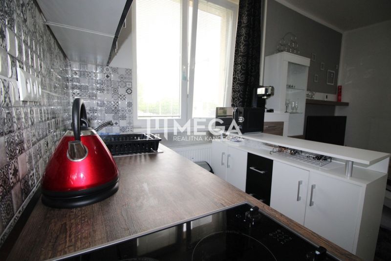 Küchenzeile mit dekorativen Verkleidungen und Geräten im Ferienapartment.