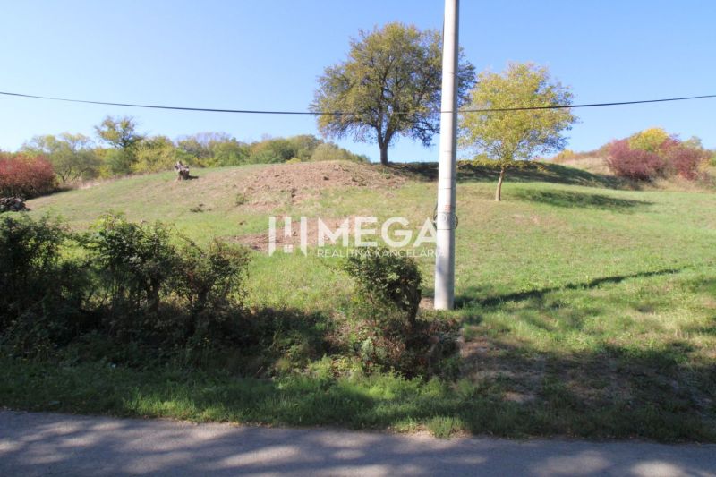 Grünfläche und Pfosten auf dem Grundstück - Wohnen in der Gegend Vyšné Ladičkovce, Straße Vyšné Ladičkovce.