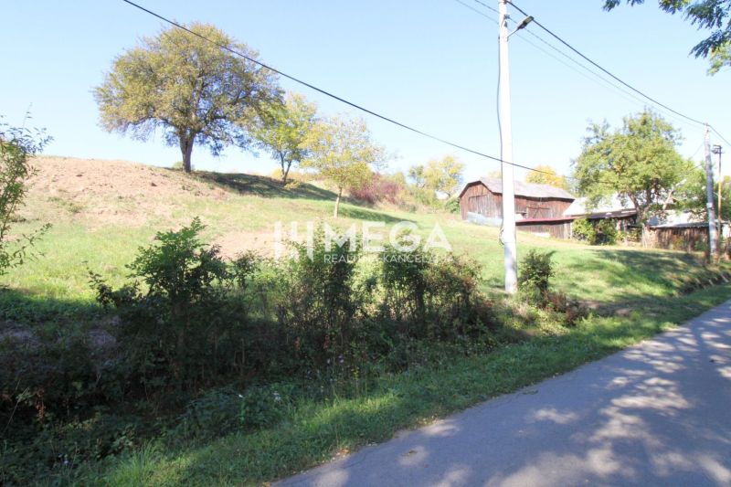 Grundstücke für Wohnzwecke in Vyšné Ladičkovce, umgeben von Grünflächen und Bäumen in der Straße Vyšné Ladičkovce.