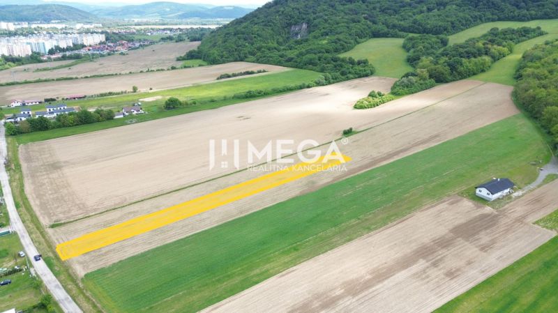 Hügelige Landschaft bei Jasenov mit Wohnbaugrundstücken, umgeben von Feldern und Wäldern.