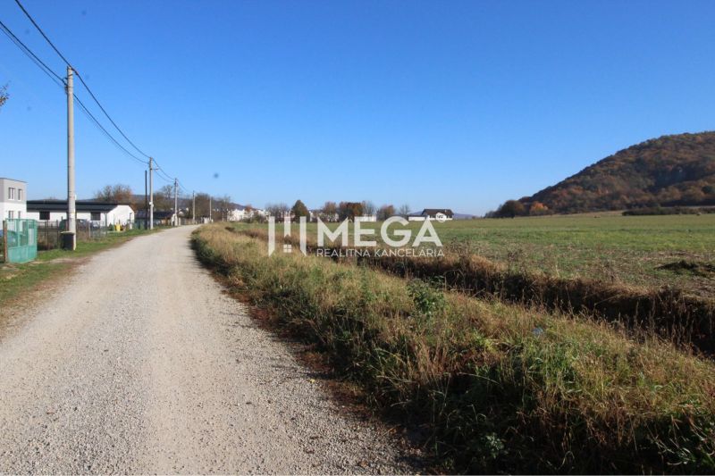 Natürliche Landschaften in Jasenov, geeignet für Grundstücke - Wohnen mit Feldweg.