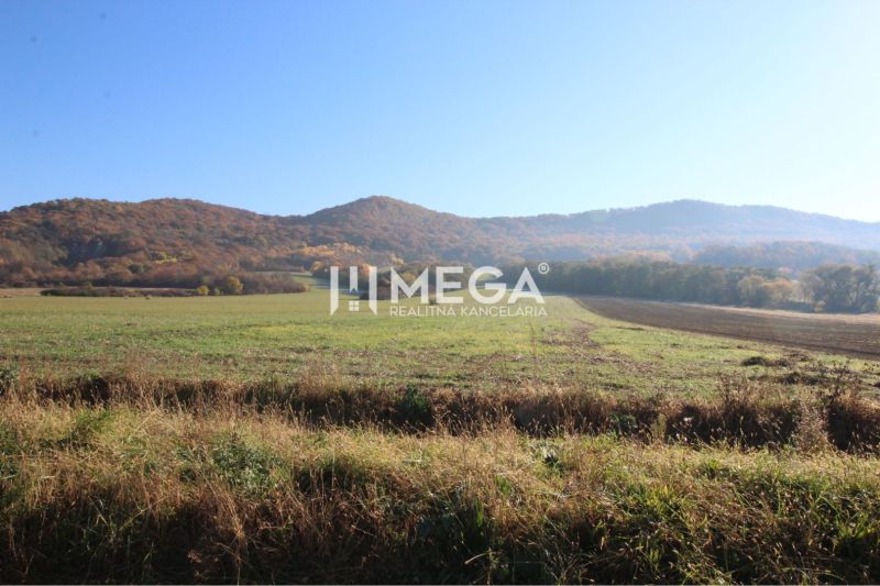 Herbstlandschaft bei Jasenov, ideal für Wohnbaugrundstücke mit wunderschöner Aussicht.