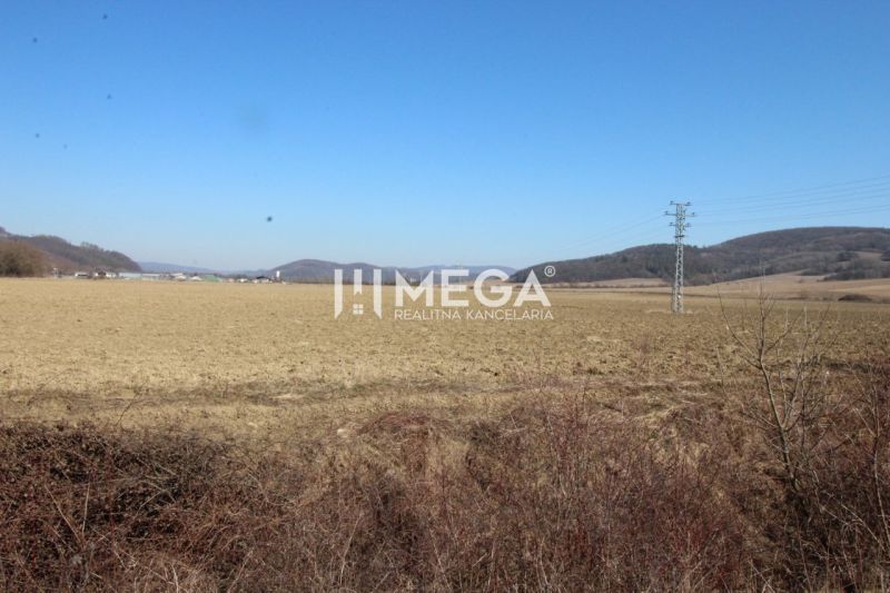 Landwirtschaftliche und forstwirtschaftliche Grundstücke in Lackovce, Lackovce mit Blick auf die umliegende Natur und die Hügel.