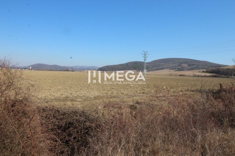 Landwirtschaftliche und forstwirtschaftliche Flächen in der Umgebung von Lackovce bieten einen Blick auf die Natur und die Hügel.