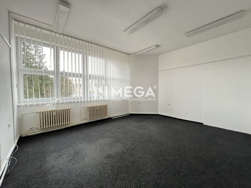 Büros mit großen Fenstern und dunklem Bodenbelag mit Dekor auf der Hauptstraße in Stropkov.