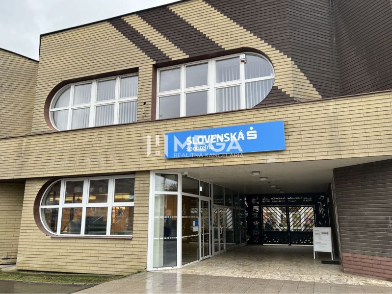 Das Äußere der Büros in der Hauptstraße in Stropkov mit dominierenden runden Fenstern.