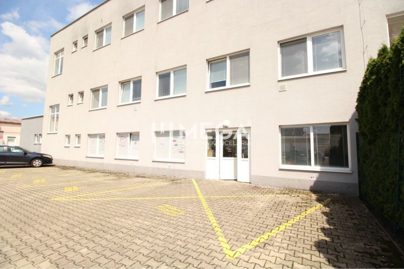 Gewerbeflächen in der Tolstého-Straße in Humenné mit Parkplätzen und weißer Fassade.