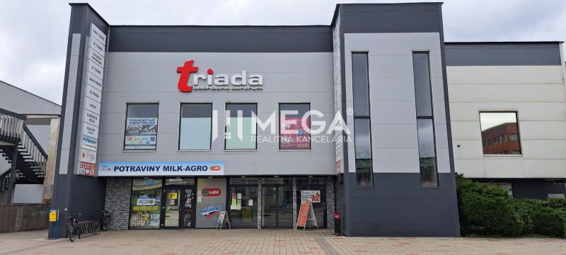 Einkaufszentrum mit Büros am Freiheitsplatz in Humenné.