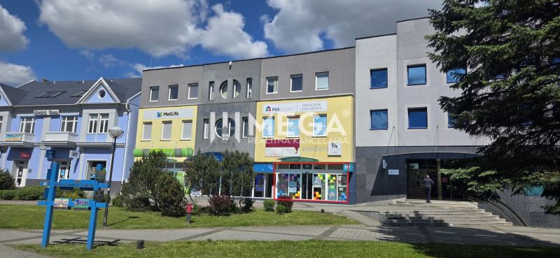 Geschäftsräume am Freiheitsplatz in Humenné, moderne Fassaden und Schaufenster.