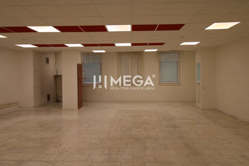 Gewerbeflächen mit hellem Interieur und Boden in Holzoptik.