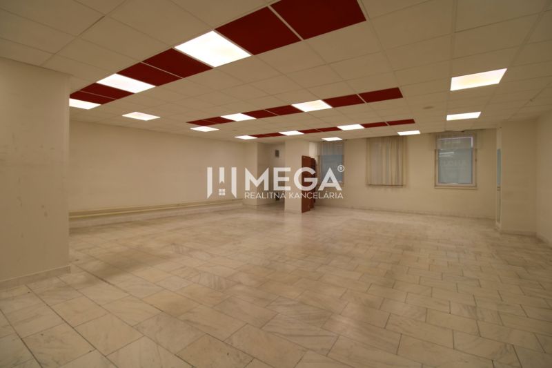 Geräumige Geschäftsräume mit Keramikboden und Kassetten-Decke.