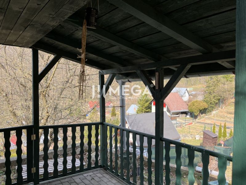 Überdachte Terrasse mit Blick auf die Gärten in Humenné, ZO Poniklec, bietet Holzeinrichtung.