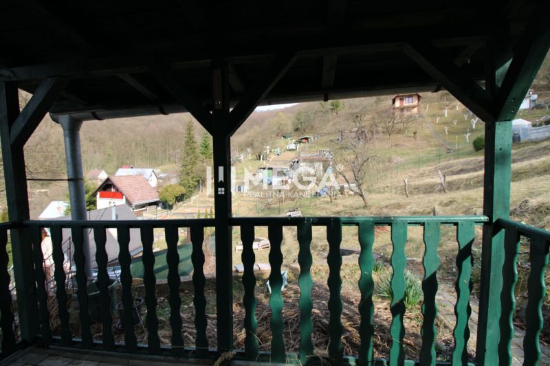 Blick aus dem Garten in ZO Poniklec, Humenné, mit ländlichen Häusern und Natur.