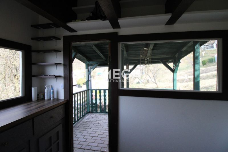 Innenraum mit Blick auf die Veranda und Regale, Gärten in der Gegend von ZO Poniklec, Humenné.