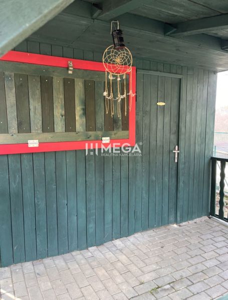 Der Garten in ZO Poniklec in Humenné mit einer Holzdekoration an der Wand.