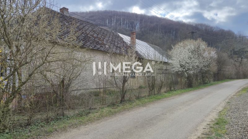 Ein Einfamilienhaus in der Čabiny-Straße in Čabiny, umgeben von blühenden Bäumen und Natur.