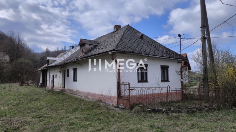 Ein Einfamilienhaus in Čabiny, Čabiny-Straße, mit traditioneller Architektur und umgebender Natur.