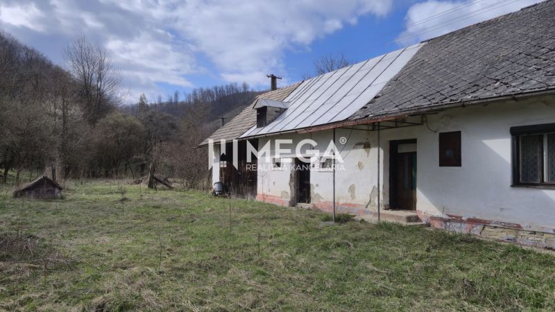 Ein Einfamilienhaus in Čabiny in der Čabiny-Straße, umgeben von Natur mit Frühlingsatmosphäre.