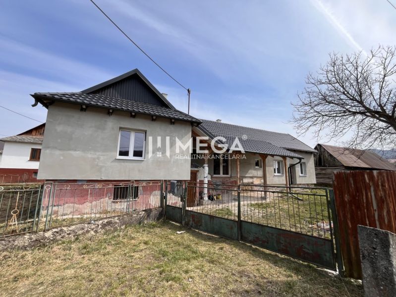 Ein Einfamilienhaus in der Gemeinde Pakostov in der Pakostov Straße mit Garten und Metallzaun.