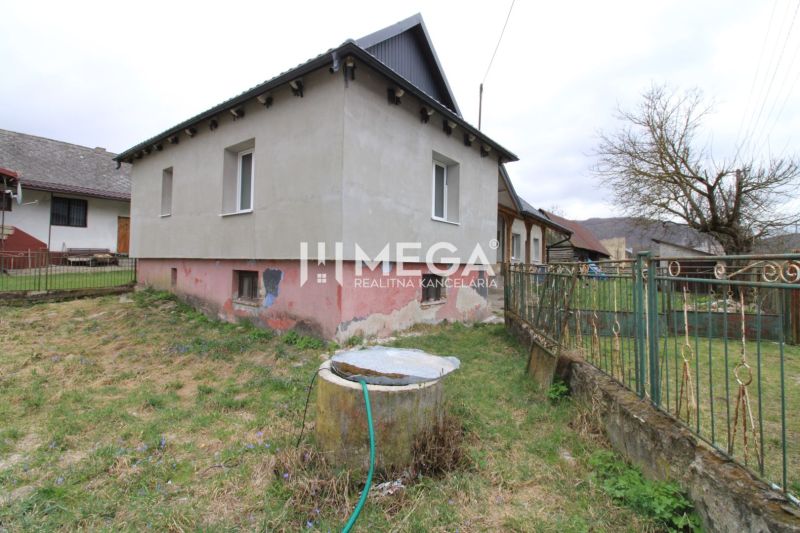 Ein Einfamilienhaus in Pakostov in der Pakostov-Straße mit einem geräumigen Hof und einem Brunnen.