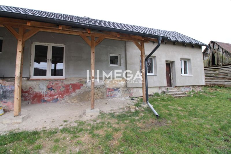 Ein Einfamilienhaus in Pakostov mit einer ungedämmten Fassade und einer Holzveranda in der Pakostov-Straße.