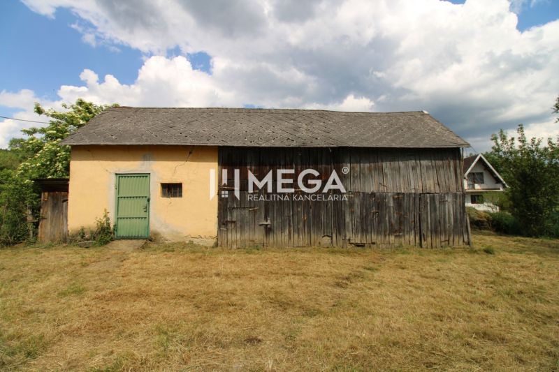 Ein älterer Schuppen bei einem Einfamilienhaus in Zbudská Belá in Zbudská Belá.