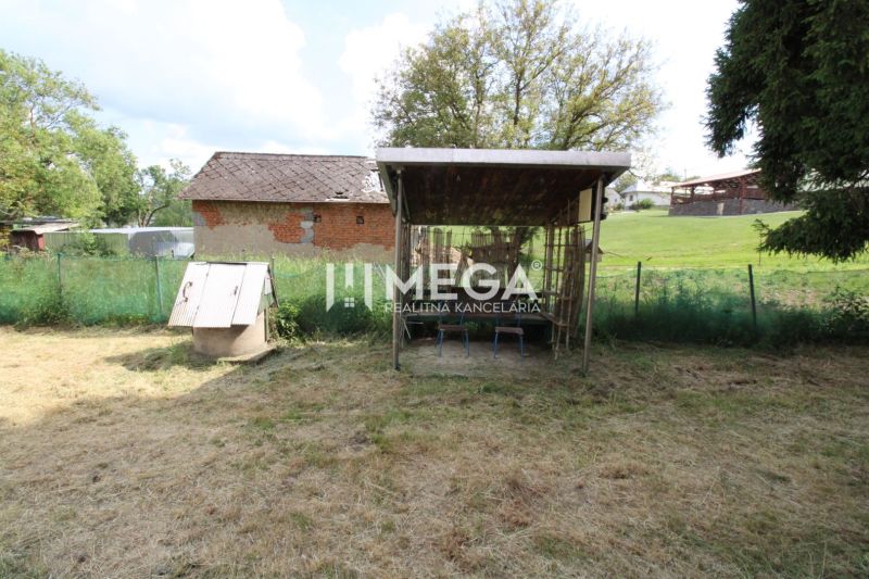 Garten mit Unterstand und Brunnen in einem Einfamilienhaus in Zbuda Bela.